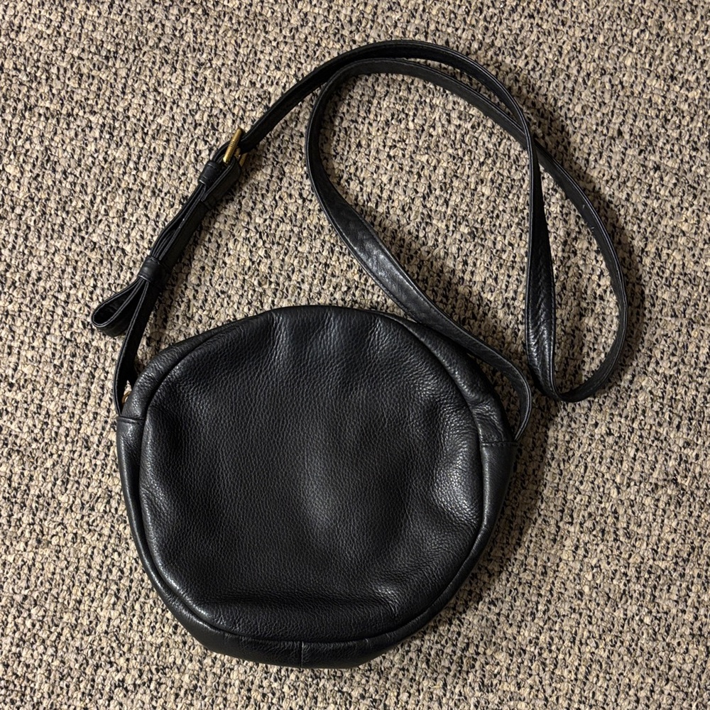 HOBO Round Black Crossbody Leather Bag Adjustable Strap Fabric Lined - Picture 2 of 8
